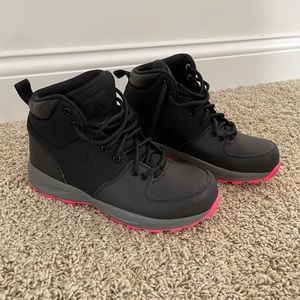 Nike Manoa Black-Hyper Pink